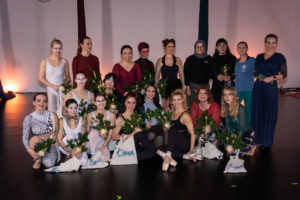 Eine Gruppe Frauen stehen in einem Akrobatikstudio in Kostümen auf der Bühne einer Schüler Show
